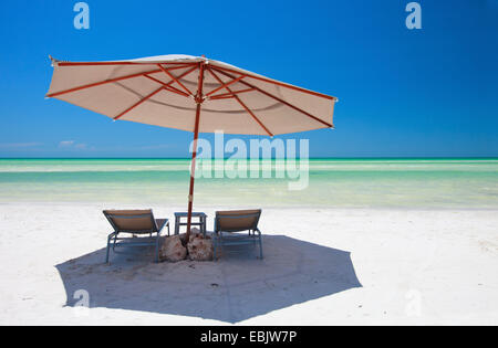 Liegestühle und Sonnenschirm am tropischen Strand, Mexiko, Tulum Stockfoto