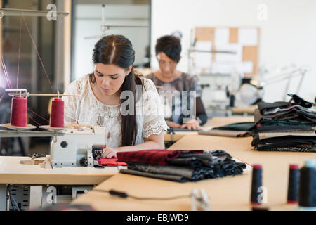 Zwei Näherinnen mit Nähmaschinen in Werkstatt Stockfoto