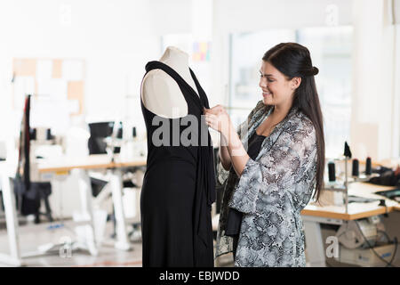 Junge Näherin passend Kleid auf Schneider Dummy-Workshop Stockfoto