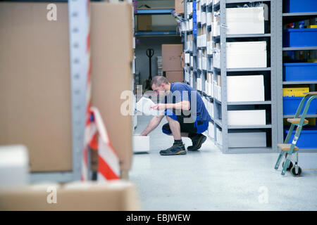 Überprüfung der Bestände im Gesundheitswesen Lager Arbeiter Stockfoto