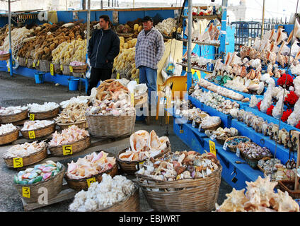 zwei Händler mit Souvenirs auf dem Markt, Griechenland, Rhodos Stockfoto