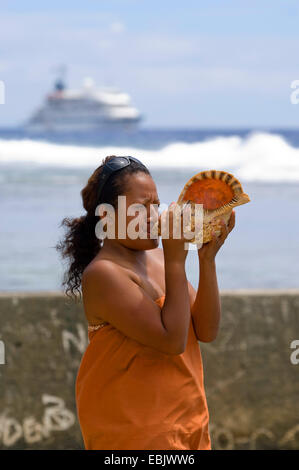 Insel-Frau bläst Muschelschale, Cook-Inseln Atiu Stockfoto