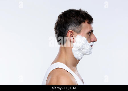 Seite Ansicht Porträt von gut aussehender Mann mit Schaum auf Gesicht Stockfoto