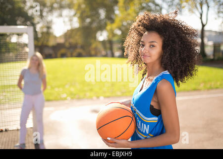 Porträt der jungen Frau mit basketball Stockfoto