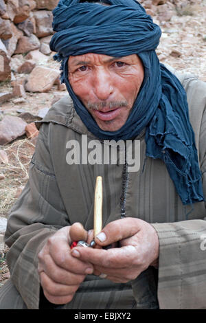 Berber erleuchtenden ein Rohr, Marokko, Souss-Massa-DaraÔ, Djebel Sarhro Stockfoto