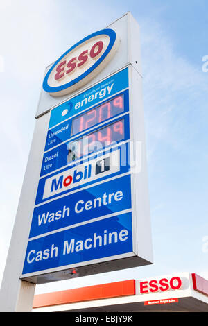 Esso Zeichen zeigen, Kraftstoffpreise, Nottinghamshire, England, Großbritannien Stockfoto