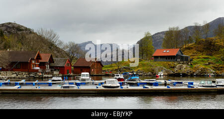 Panoramablick über Dorf und Hafen, Lysefjord, Rogaland County, Norwegen Stockfoto