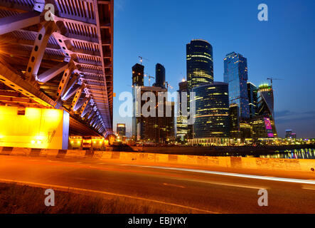 Blick auf die Wolkenkratzer und Dorogomilovski Bridge bei Nacht, Moskau, Russland Stockfoto