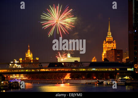 Blick auf Feuerwerk über dem weißen Haus und Bagration Brücke in der Nacht, Moskau, Russland Stockfoto