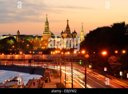 Ansicht des Kreml Türme, Basils Kathedrale Saint und Stadtautobahn nachts, Moskau, Russland Stockfoto