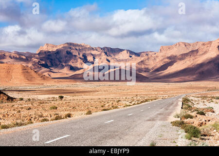 Gebirge in der Nähe von Tata im Süden von Marokko, Marokko, Antiatlas, Tata Stockfoto