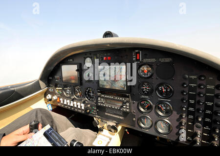 Blick über den Piloten Schulter während eines Fluges mit dem kleinen Flugzeug D-ESOA Aquila A210 AT01, Ausrichtung von Instrumenten und Karte, Deutschland Stockfoto