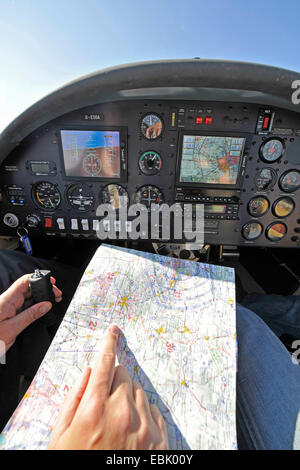 Blick über den Piloten Schulter während eines Fluges mit dem kleinen Flugzeug D-ESOA Aquila A210 AT01, Ausrichtung von Instrumenten und Karte, Deutschland Stockfoto