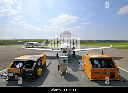 kleine Flugzeuge D-ESOA Aquila A210 AT01 wird angetrieben durch den Piloten an der Tankstelle des Flughafens Hahnweide, Deutschland, Baden-Württemberg, Kirchheim Unter Teck Stockfoto