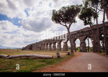 Altes Aquädukt, Parco Degli Acquedotti, Rom, Italien Stockfoto