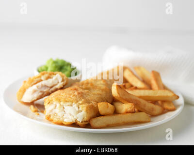 Teller mit misshandelten Kabeljau und Chips mit Erbsenpüree Stockfoto