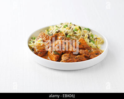 Schüssel mit Chicken Tikka Masala und Erbsen mit gedünstetem Reis Stockfoto