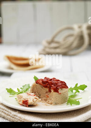 Teller mit Thunfisch-Terrine und gebratene Paprika mit Pita-Brot und Rucola garniert Stockfoto