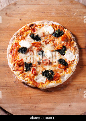 Italienische Ricotta und Spinat Pizza mit Eiertomaten Stockfoto