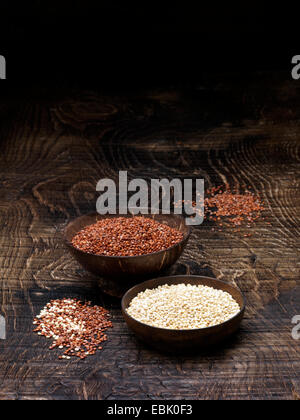 Stillleben mit Schalen von roten Quinoa und weiße Quinoa-Samen Stockfoto