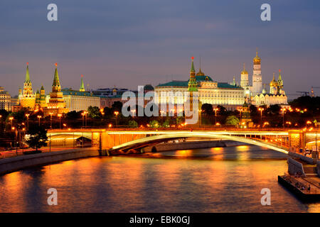 Ansicht des Kreml Türme und der Bolshoy Kamenny Brücke über die Moskwa in der Nacht, Moskau, Russland Stockfoto