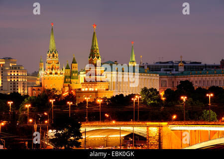 Ansicht des Kreml Türme und der Bolshoy Kamenny-Brücke in der Nacht, Moskau, Russland Stockfoto