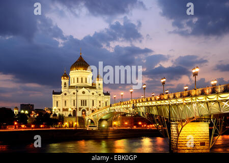 Blick auf Kathedrale von Christus dem Erlöser und Patriarshy Brücke über die Moskwa in der Nacht, Moskau, Russland Stockfoto