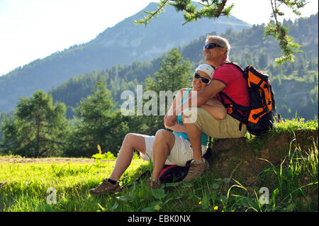 paar ruht in Bergwiese, Frankreich, Savoie Stockfoto