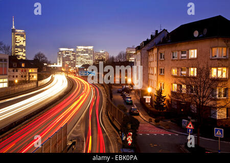 Ruhrschnellweg, Autobahn A40 in Essener Innenstadt in den Abend, Essen, Ruhrgebiet, Nordrhein-Westfalen, Deutschland Stockfoto