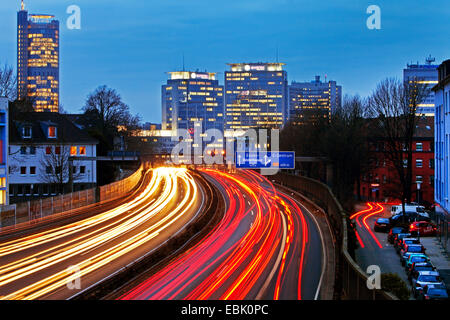 Ruhrschnellweg, Autobahn A40 in Essener Innenstadt in den Abend, Essen, Ruhrgebiet, Nordrhein-Westfalen, Deutschland Stockfoto