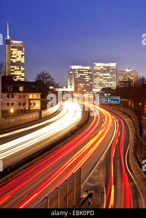 Ruhrschnellweg, Autobahn A40 in Essener Innenstadt in den Abend, Essen, Ruhrgebiet, Nordrhein-Westfalen, Deutschland Stockfoto