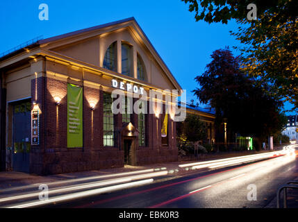 beleuchtete Kulturzentrum Depot zur blauen Stunde, Dortmund, Ruhrgebiet, Nordrhein-Westfalen, Deutschland Stockfoto