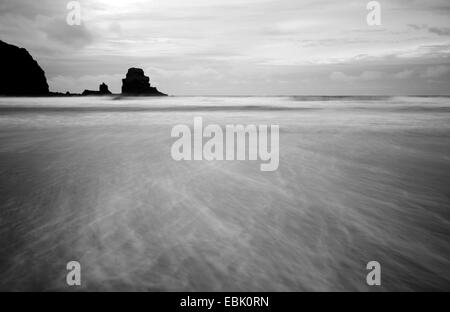 Küste Fels in Brandung, Talisker Bay, Isle Of Skye, Schottland, Vereinigtes Königreich Stockfoto