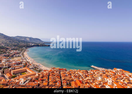 Blick auf Küste und die Stadt Cefalu, Sizilien, Italien Stockfoto
