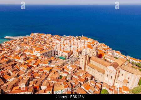 Blick auf Küste und Stadt Cefalu, Sizilien, Italien Stockfoto