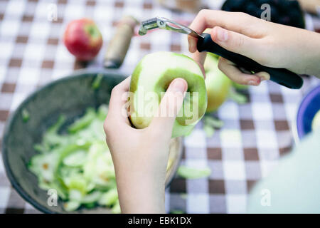 Person Peeling Apfel Stockfoto