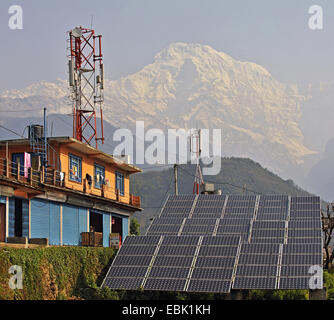 Solar Pannel in einem Haus vor drohenden Annapurna, Nepal, Annapurna Stockfoto