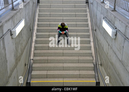 einsame Eleven-Year-Old Boy sitzt auf der Treppe, Deutschland, Sachsen, Dresden Stockfoto