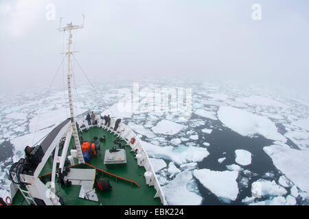 Touristenboot im Packeis, Norwegen, Spitzbergen, Barentssee Stockfoto