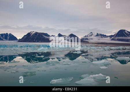 Reflexionen im eiszeitlichen Fjord Norwegen, Spitzbergen, Kongsfjorden Stockfoto