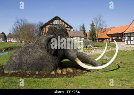 Mammut (Mammuthus spec.), Mammut in Eiszeigarten im Museum Salder Castel, Deutschland, Niedersachsen, Salzgitter Salder Stockfoto