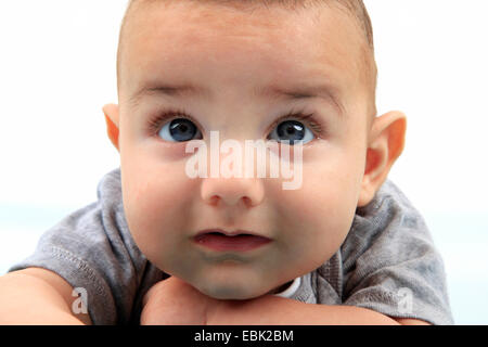 Porträt eines Babys auf dem Bauch liegend Stockfoto