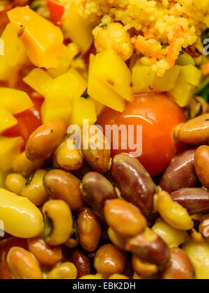 Gesunde lebendige Salat gemischte braune und gelbe Bohnen mit Tomaten, gelbe Paprika und Couscous. Stockfoto