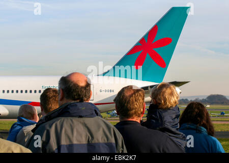 Erste Wahl Airways Boeing 767-300 taxis vorbei an der Aviation viewing Park Manchester Airport. Stockfoto