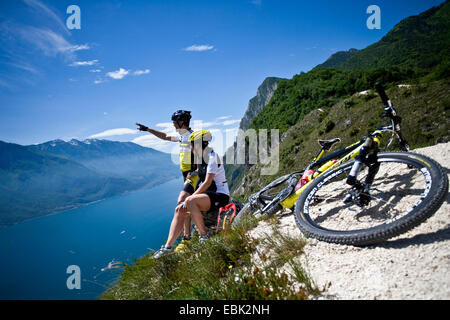 Mountainbiker in den Bergen eine Pause, Italien Stockfoto