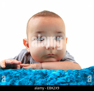 Baby im Bett auf dem Bauch liegend Stockfoto