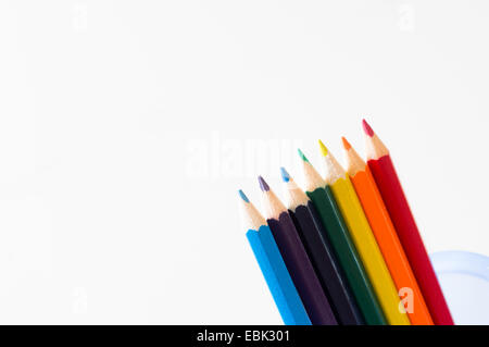 Buntstifte, aufgereiht in einer Zeile in der Reihenfolge der Schatten Stockfoto