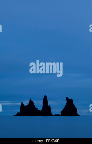 Meer-Stacks in der Abenddämmerung, Island, Reynisdrangar Stockfoto