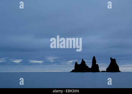 Meer-Stacks in der Abenddämmerung, Island, Reynisdrangar Stockfoto