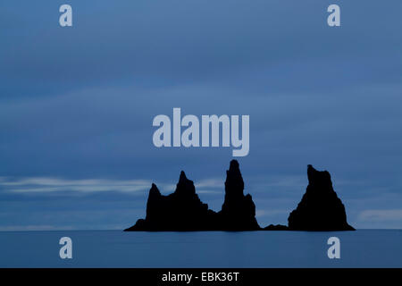 Meer-Stacks in der Abenddämmerung, Island, Reynisdrangar Stockfoto